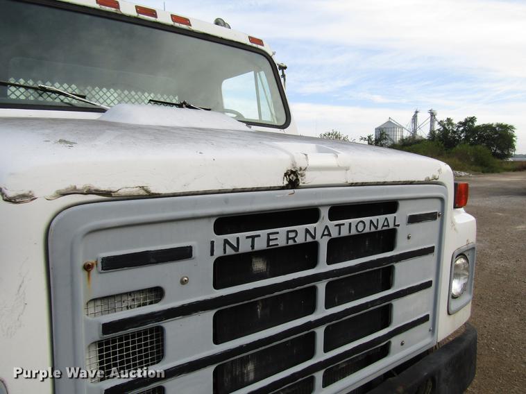 image for item DD4327 1982 International S1955 flatbed truck