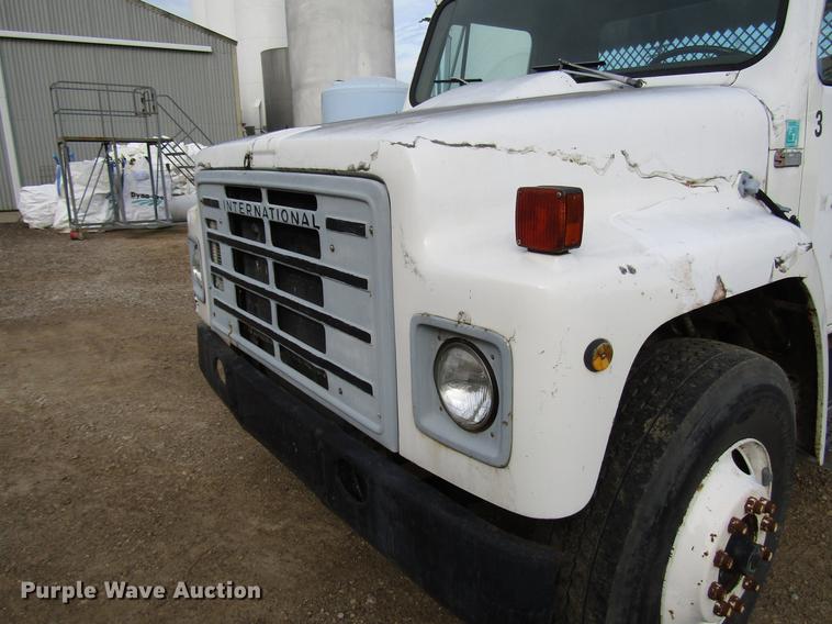 image for item DD4327 1982 International S1955 flatbed truck