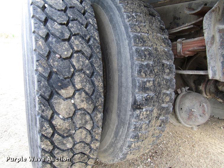 image for item DD4327 1982 International S1955 flatbed truck