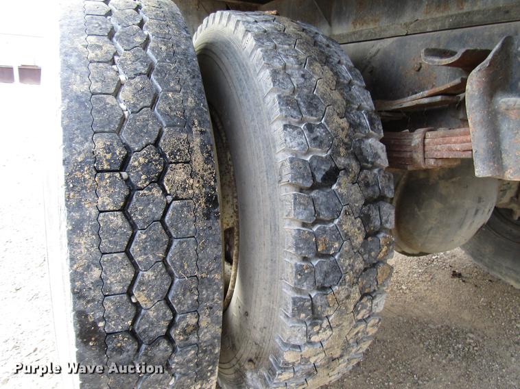 image for item DD4327 1982 International S1955 flatbed truck