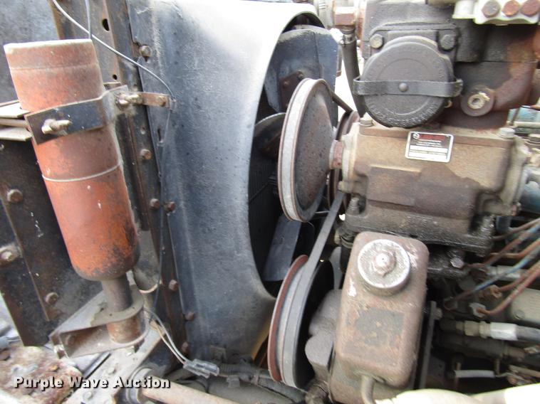 image for item DD4327 1982 International S1955 flatbed truck