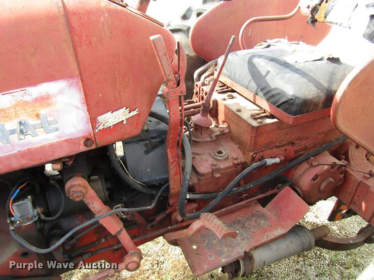 image for item DD4330 International 330 tractor