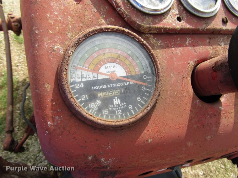 image for item DD4330 International 330 tractor