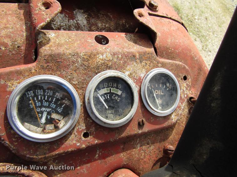 image for item DD4330 International 330 tractor