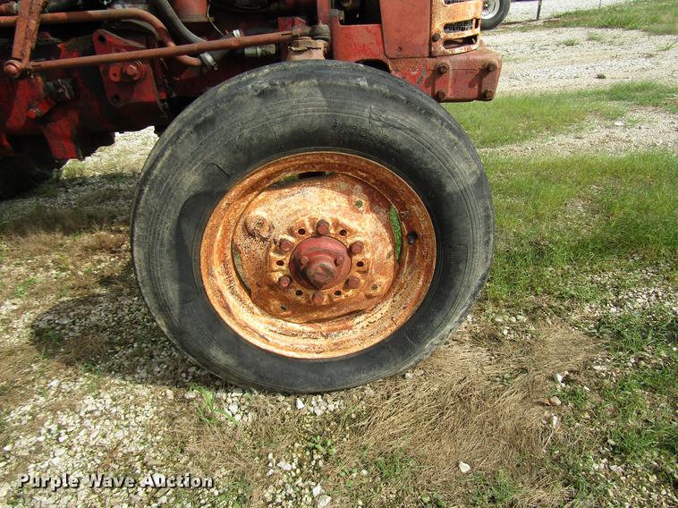 image for item DD4330 International 330 tractor