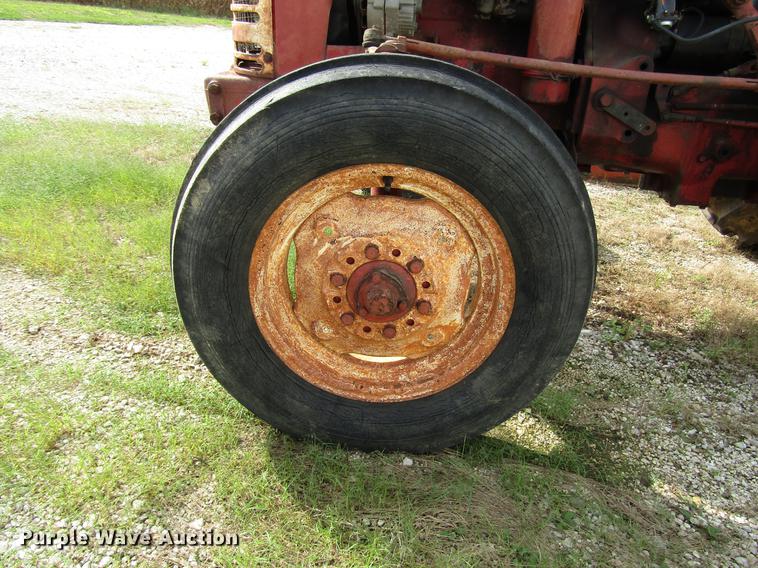 image for item DD4330 International 330 tractor