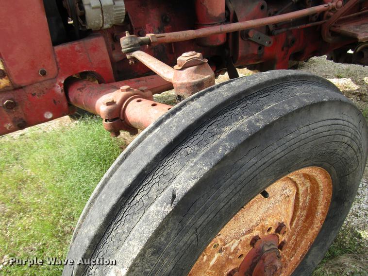 image for item DD4330 International 330 tractor