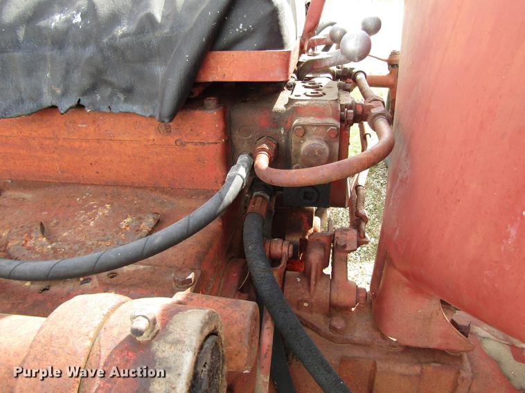 image for item DD4330 International 330 tractor