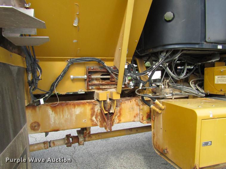 image for item DD4332 2004 Ag-Chem TerraGator 8104 applicator