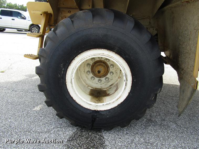 image for item DD4332 2004 Ag-Chem TerraGator 8104 applicator