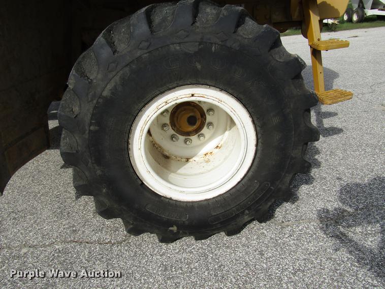 image for item DD4332 2004 Ag-Chem TerraGator 8104 applicator