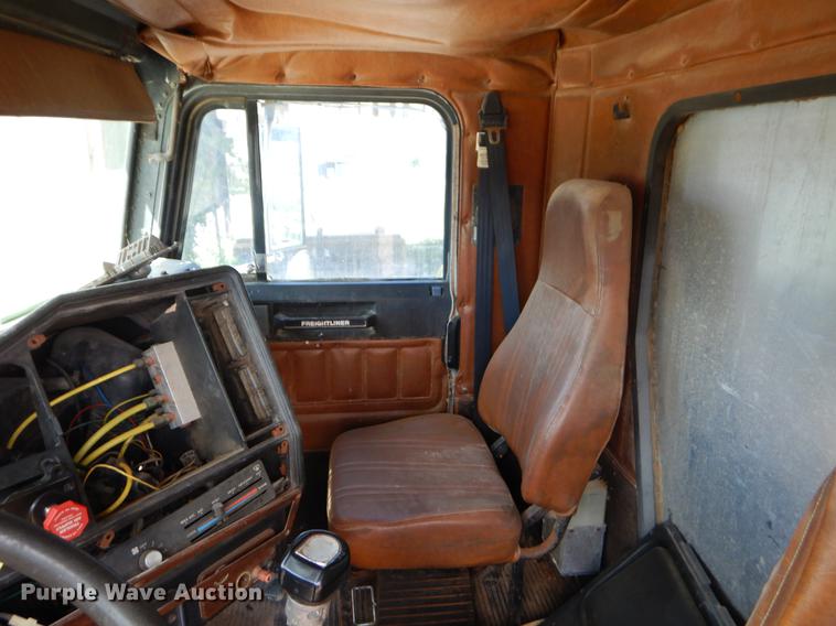 image for item EO9537 1989 Freightliner seed tender truck