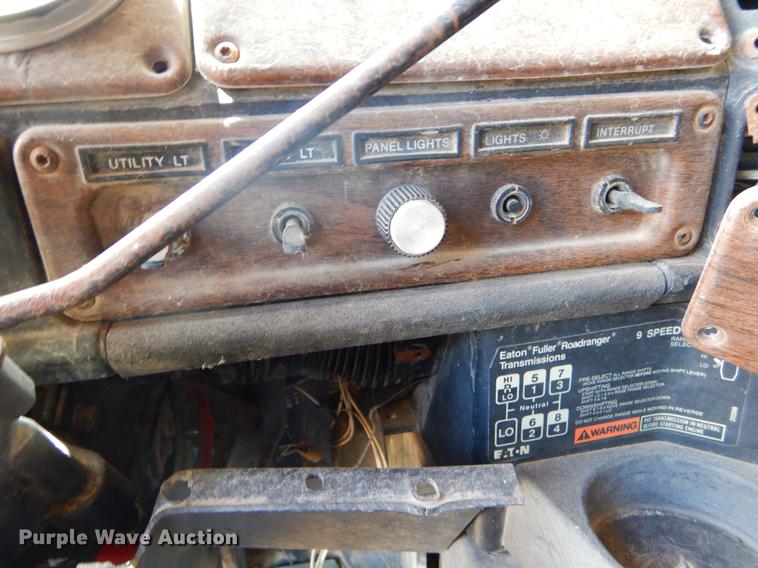 image for item EO9537 1989 Freightliner seed tender truck