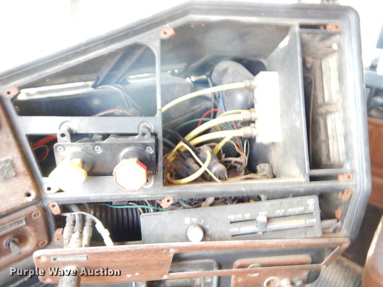 image for item EO9537 1989 Freightliner seed tender truck