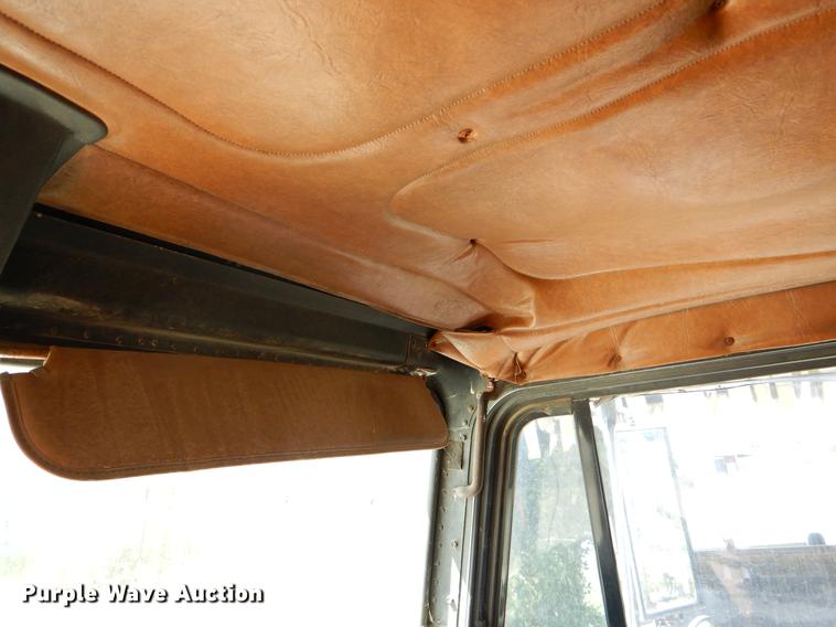 image for item EO9537 1989 Freightliner seed tender truck