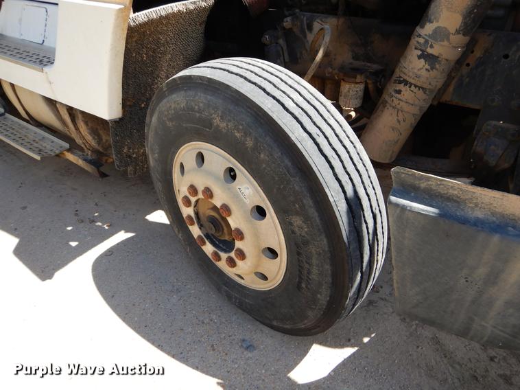 image for item EO9537 1989 Freightliner seed tender truck