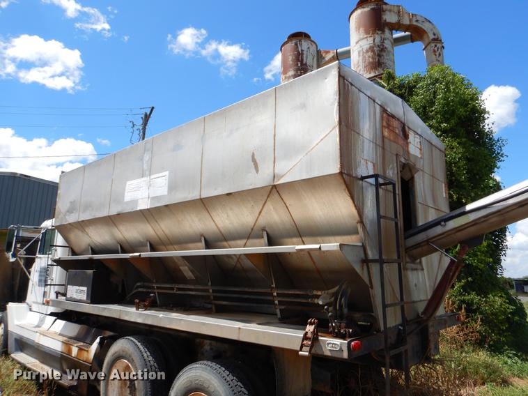 image for item EO9537 1989 Freightliner seed tender truck