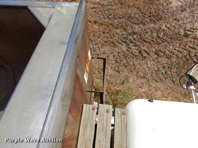 image for item EO9537 1989 Freightliner seed tender truck