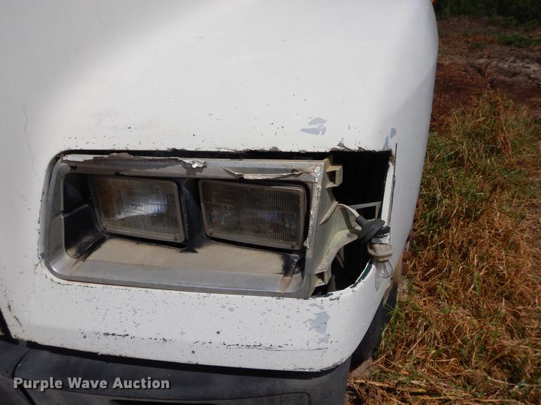 image for item EO9537 1989 Freightliner seed tender truck