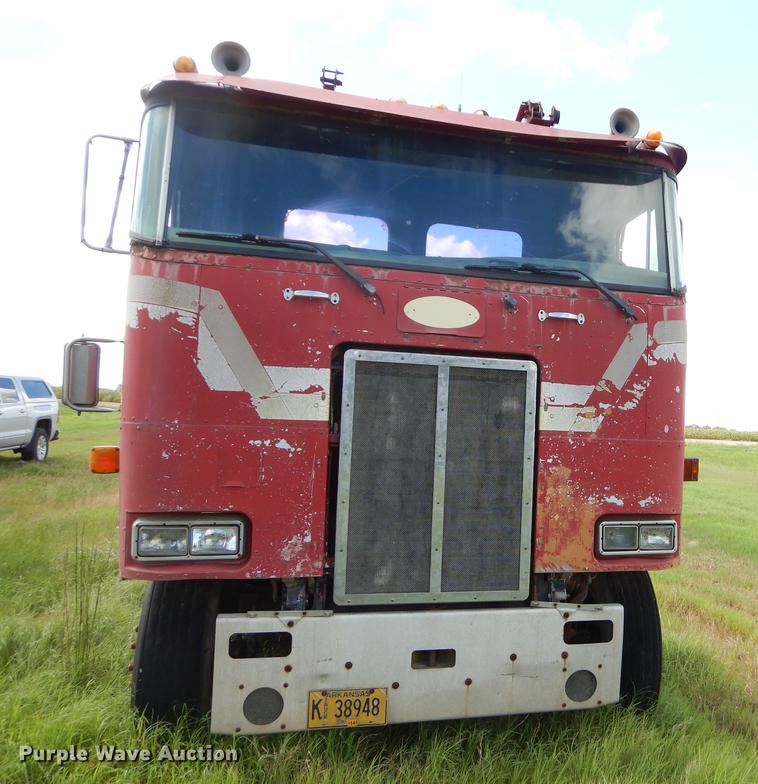 image for item EO9538 1985 Peterbilt 362 semi truck