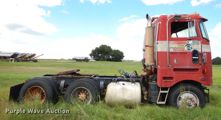 image for item EO9538 1985 Peterbilt 362 semi truck