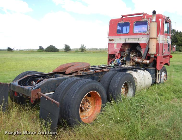 image for item EO9538 1985 Peterbilt 362 semi truck