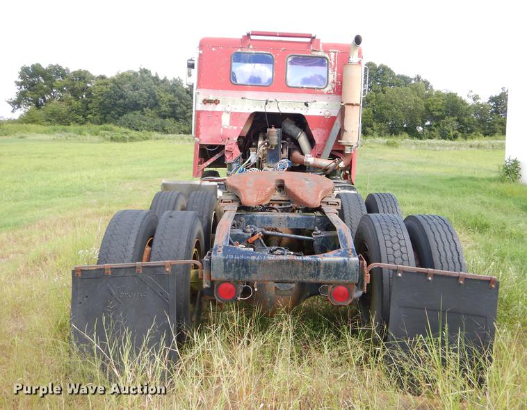 image for item EO9538 1985 Peterbilt 362 semi truck