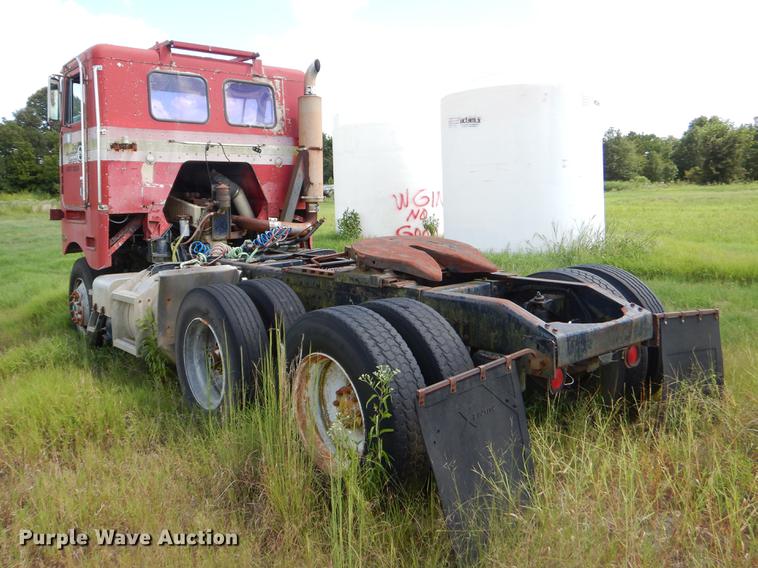 image for item EO9538 1985 Peterbilt 362 semi truck