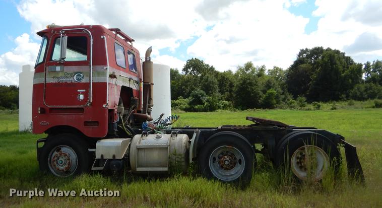 image for item EO9538 1985 Peterbilt 362 semi truck