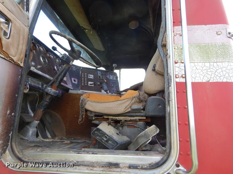 image for item EO9538 1985 Peterbilt 362 semi truck