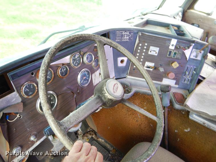 image for item EO9538 1985 Peterbilt 362 semi truck