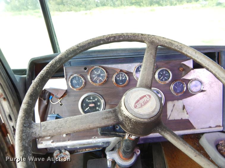 image for item EO9538 1985 Peterbilt 362 semi truck