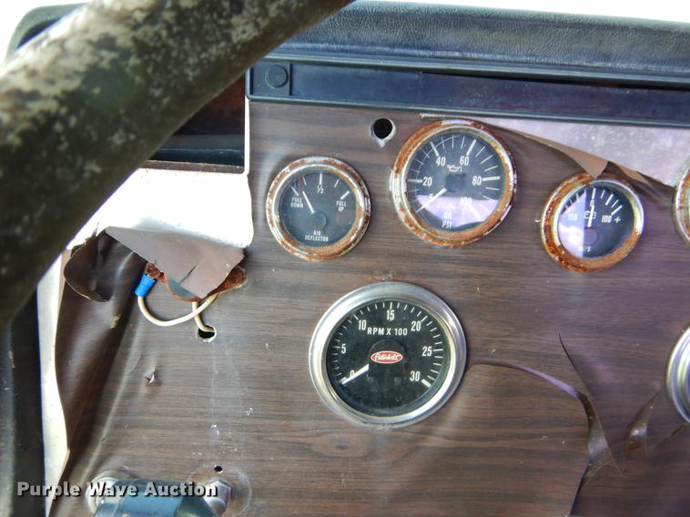 image for item EO9538 1985 Peterbilt 362 semi truck