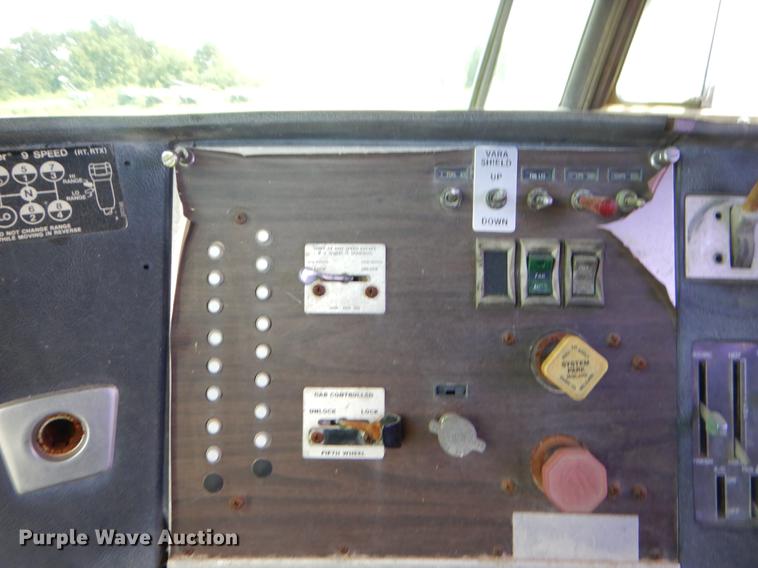 image for item EO9538 1985 Peterbilt 362 semi truck