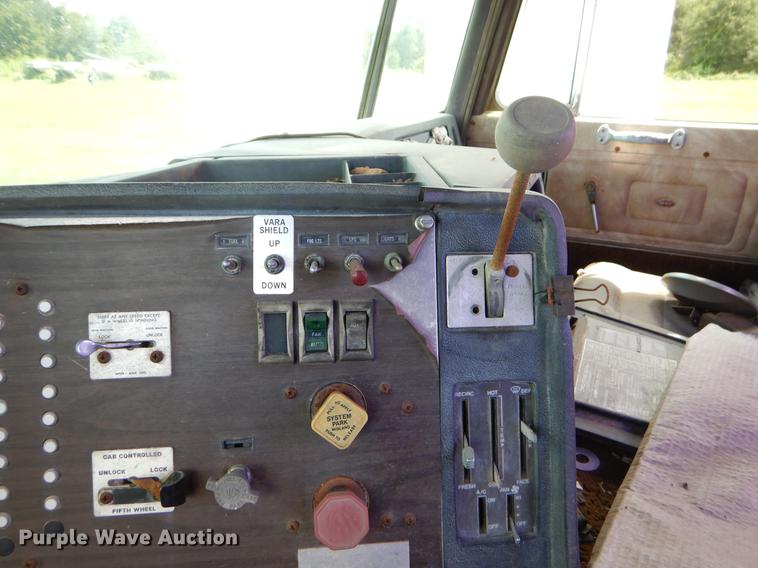 image for item EO9538 1985 Peterbilt 362 semi truck