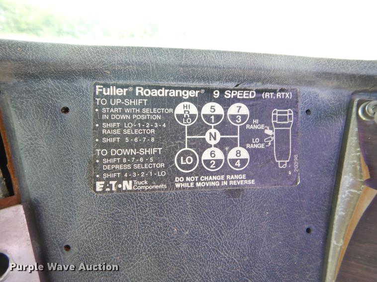 image for item EO9538 1985 Peterbilt 362 semi truck