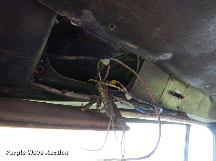 image for item EO9538 1985 Peterbilt 362 semi truck