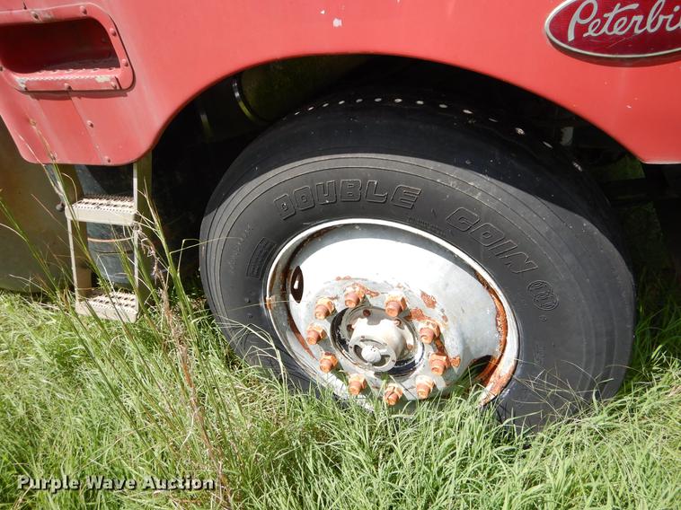 image for item EO9538 1985 Peterbilt 362 semi truck