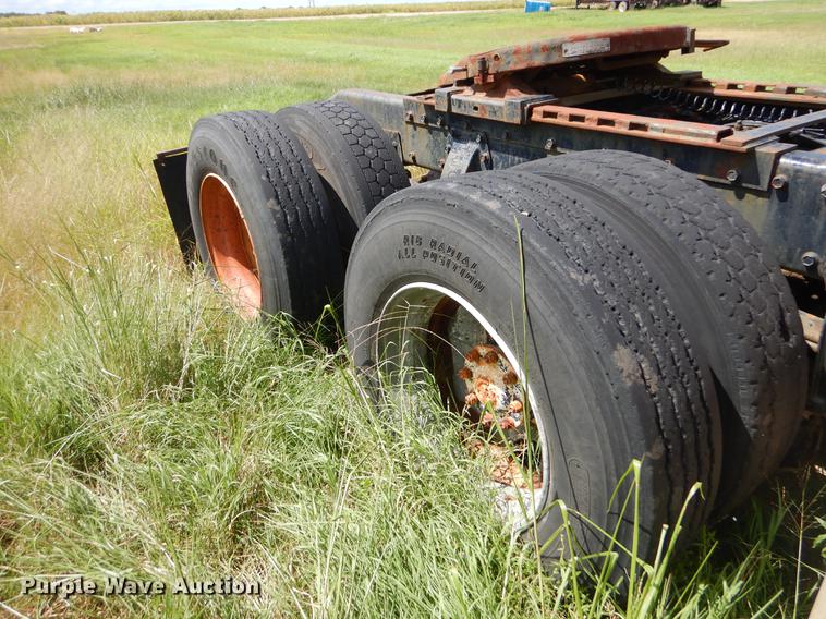 image for item EO9538 1985 Peterbilt 362 semi truck