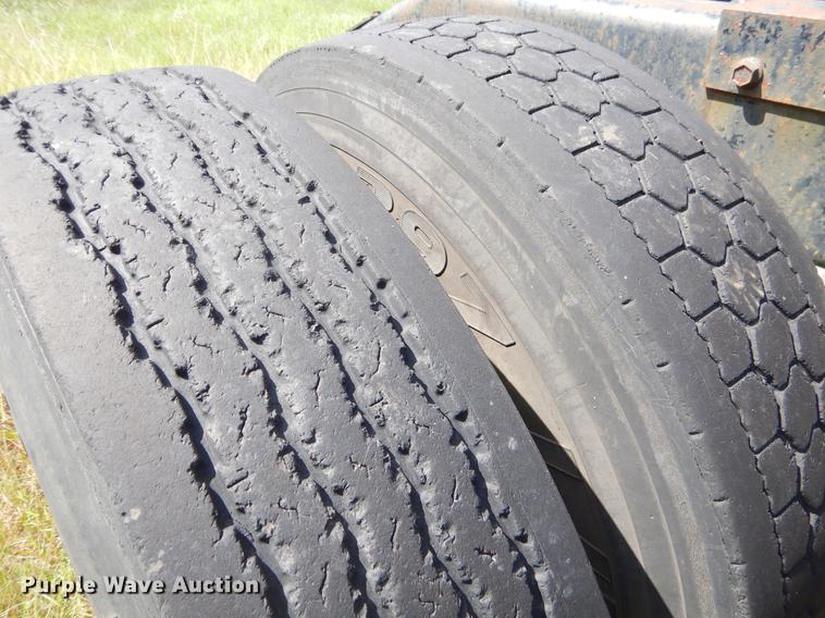 image for item EO9538 1985 Peterbilt 362 semi truck