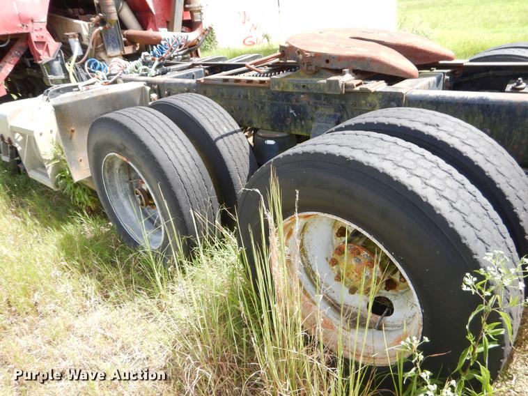 image for item EO9538 1985 Peterbilt 362 semi truck