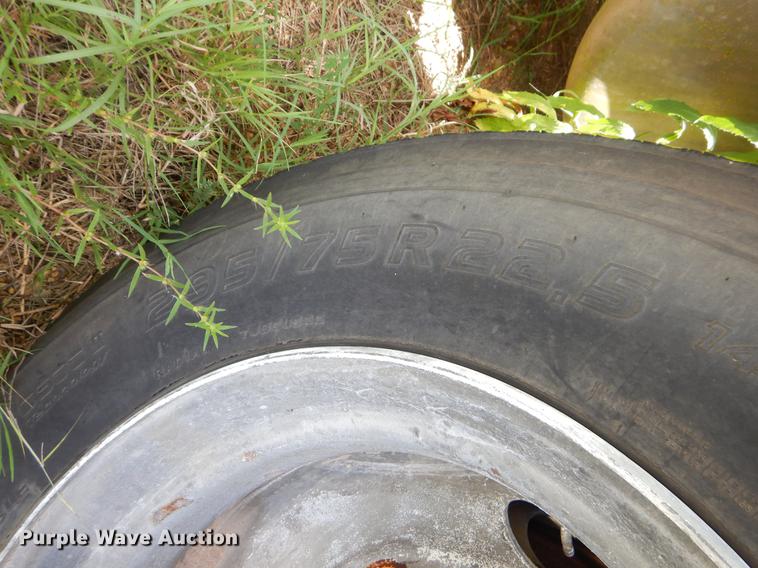 image for item EO9538 1985 Peterbilt 362 semi truck