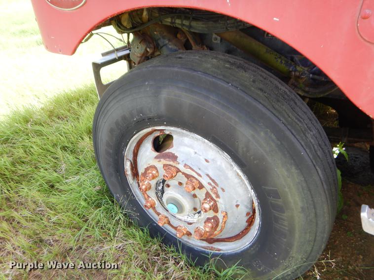 image for item EO9538 1985 Peterbilt 362 semi truck