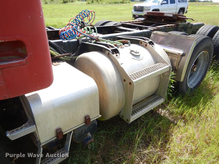 image for item EO9538 1985 Peterbilt 362 semi truck