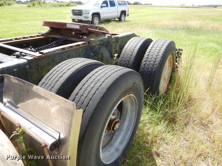 image for item EO9538 1985 Peterbilt 362 semi truck