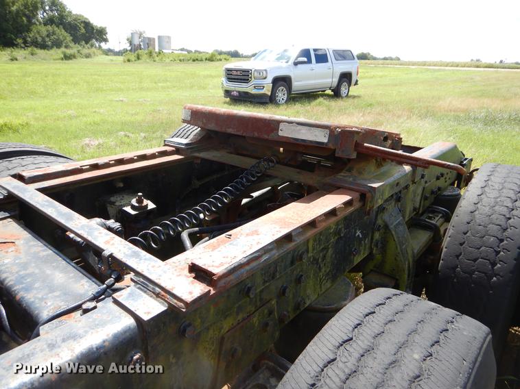 image for item EO9538 1985 Peterbilt 362 semi truck