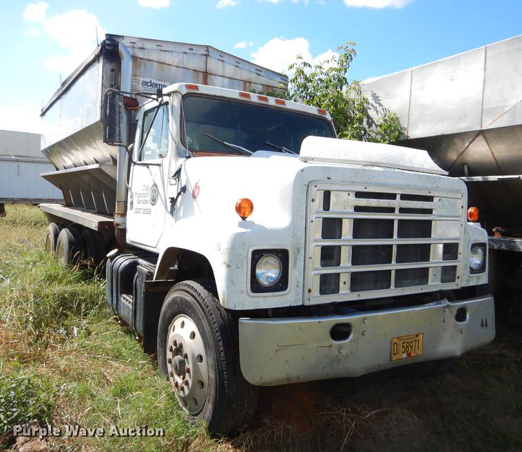 image for item EO9539 1983 International 2575 seed tender truck