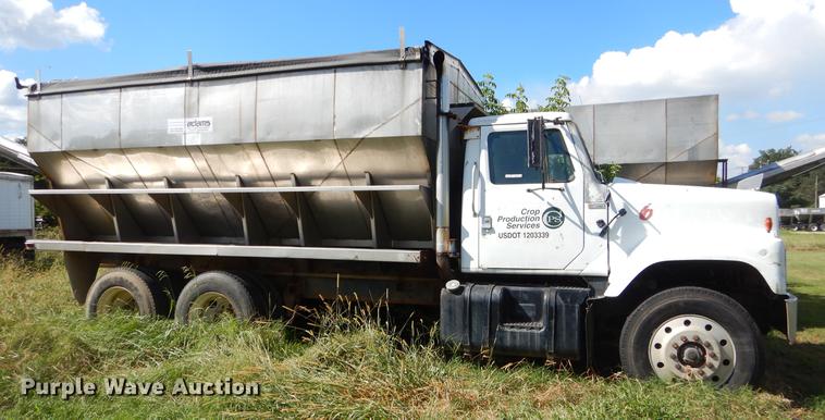 image for item EO9539 1983 International 2575 seed tender truck