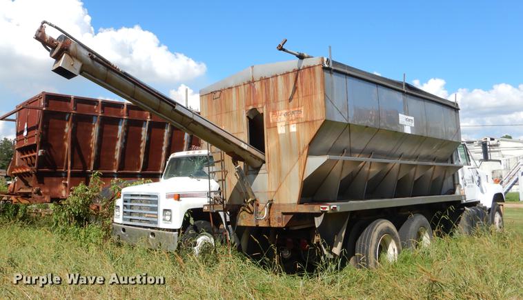 image for item EO9539 1983 International 2575 seed tender truck