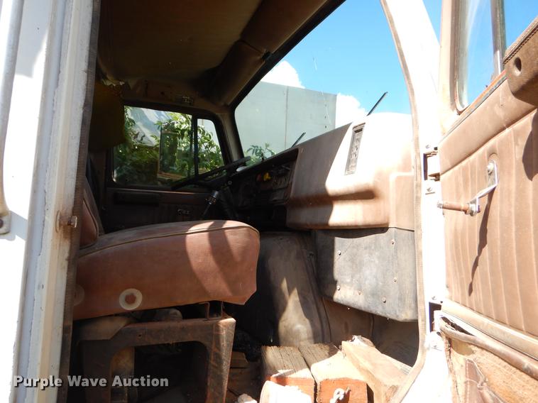 image for item EO9539 1983 International 2575 seed tender truck